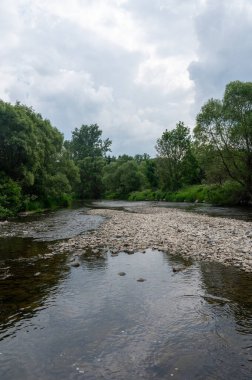 Eder - Almanya 'da yeşil bir arazide bir nehir