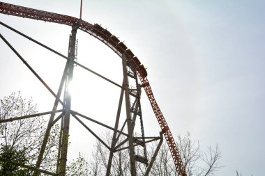 Lunaparkta güneşli at arabalarıyla hız treni.