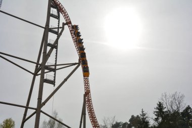 Lunaparkta güneşli at arabalarıyla hız treni.