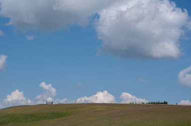 Radome (anten kubbesi) Wasserkuppe üzerinde yeşil çayır ve mavi gökyüzü ve kopyalama alanı ile