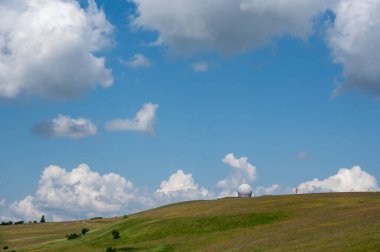 Radome (anten kubbesi) Wasserkuppe üzerinde yeşil çayır ve mavi gökyüzü ve kopyalama alanı ile