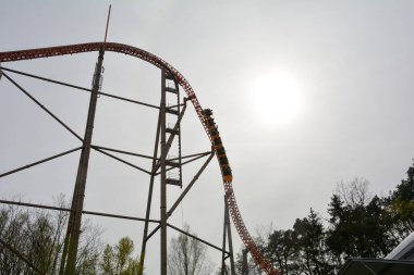 Lunaparkta dolu arabalarla hız treni.