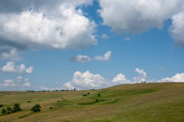 Radome (anten kubbesi) Wasserkuppe üzerinde yeşil çayır ve mavi gökyüzü ve kopyalama alanı ile