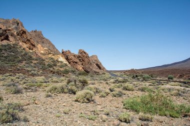 İspanya 'nın Tenerife Kanarya Adası' ndaki El Teide Ulusal Parkı 'ndaki volkanik arazide devasa kayalar.