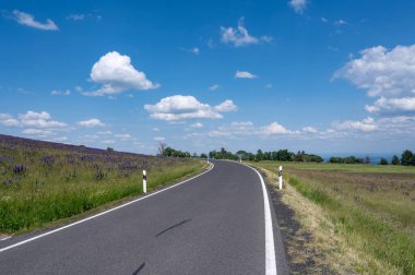 Yeşil doğa ve mavi gökyüzü olan boş yüksek rhoen yolu, Bavyera, Almanya