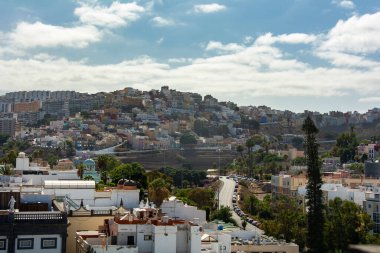 İspanya 'nın başkenti Las Palmas Gran Kanarya' nın mavi gökyüzü panoramik üst görünümü