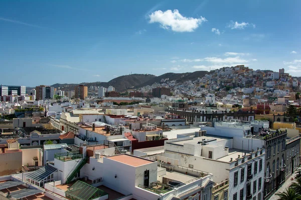 İspanya 'nın başkenti Las Palmas Gran Kanarya' nın mavi gökyüzü panoramik üst görünümü