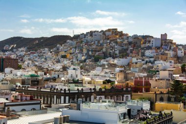 İspanya 'nın başkenti Las Palmas Gran Kanarya' nın mavi gökyüzü panoramik üst görünümü