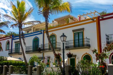 İspanya 'daki Gran Canaria Kanarya Adası' ndaki Puerto de Mogn adlı romantik balıkçı köyündeki evler.