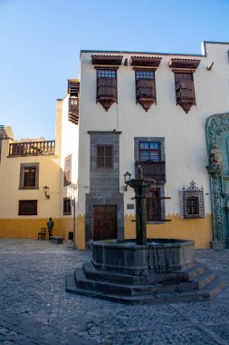 İspanya 'nın Kanarya Adaları' ndaki Las Palmas de Gran Canaria kasabasında bulunan Kolomb Evi (Casa de Colon) ve çeşme