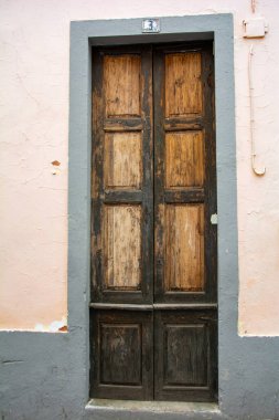 İspanya 'da Gran Kanarya' nın Kanarya Adası 'ndaki bir evin eski ahşap kapısı