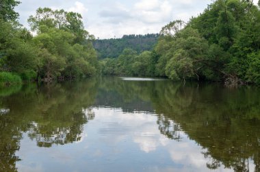 Eder - Almanya 'da yeşil bir arazide bir nehir