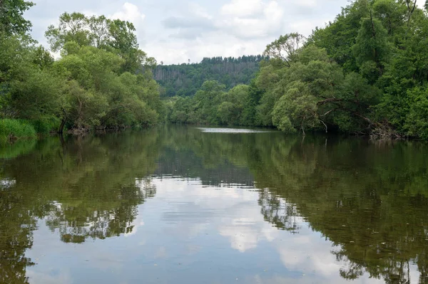 Eder - Almanya 'da yeşil bir arazide bir nehir