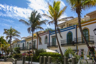 İspanya 'daki Gran Canaria Kanarya Adası' ndaki Puerto de Mogn adlı romantik balıkçı köyündeki evler.