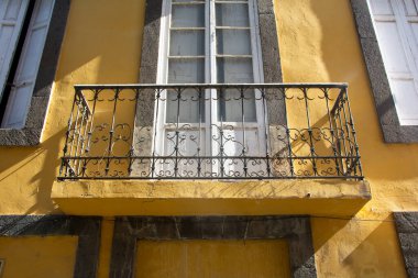 İspanya 'daki Gran Canaria Kanarya Adası' nda balkonlu eski bir pencere.