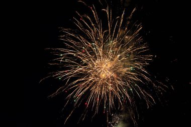 Siyah gece gökyüzünde büyük renkli havai fişek