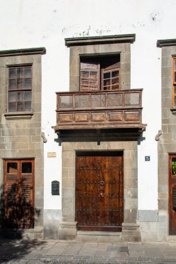 İspanya 'daki Gran Canaria Kanarya Adası' nda bir evin balkonu ve giriş kapısı olan eski bir pencere.