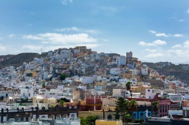 İspanya 'nın başkenti Las Palmas Gran Kanarya' nın mavi gökyüzü panoramik üst görünümü