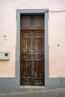 İspanya 'da Gran Kanarya' nın Kanarya Adası 'ndaki bir evin eski ahşap kapısı