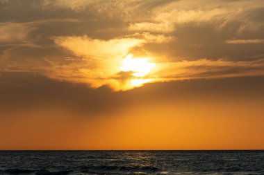 Orang - Okyanusun üzerinde kırmızı gün batımı