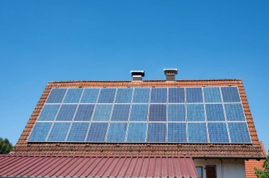 Mavi gökyüzü ile bir çatıya güneş paneli