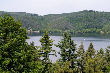 Edersee Gölü manzarası, yelkenli tekneler, bir ağaç, mavi gökyüzü ve bulutlar, Hesse, Almanya 'da