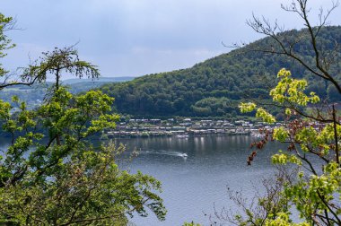 Gökyüzü ve bulutlu Eder Gölü manzarası, Hesse, Almanya