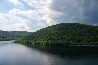 Eder Gölü kıyısından gökyüzü ve bulutlarla Hesse, Almanya