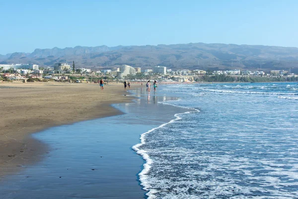 Maspaloma 'nın kumlu plajı. Playa del Ingls kasabası manzaralı. Kanarya Adası, Gran Kanarya, İspanya, Avrupa.