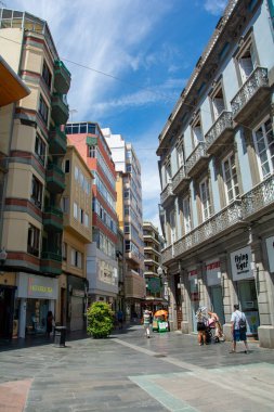 Las Palmas, Gran Canaria, İspanya 31 Ağustos 2023 - Vegueta bölgesindeki tarihi eski kasabada alışveriş caddesi