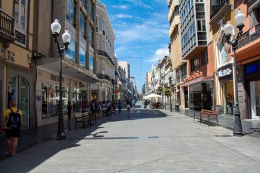 Las Palmas, Gran Canaria, İspanya 31 Ağustos 2023 - Vegueta bölgesindeki tarihi eski kasabada alışveriş caddesi