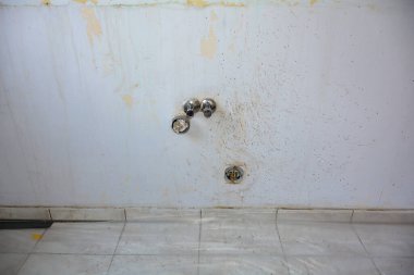 Tadilat sırasında mutfakta su ve elektrik bağlantıları olan duvar.