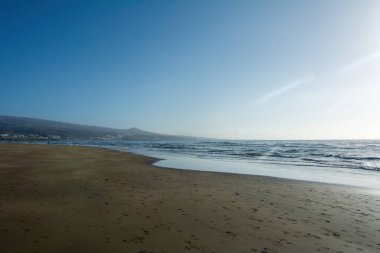 Maspaloma 'nın kumlu plajı. Playa del Ingls kasabası manzaralı. Kanarya Adası, Gran Kanarya, İspanya, Avrupa.