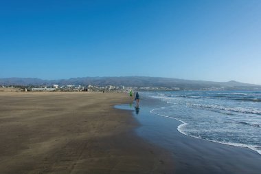 Maspaloma 'nın kumlu plajı. Playa del Ingls kasabası manzaralı. Kanarya Adası, Gran Kanarya, İspanya, Avrupa.