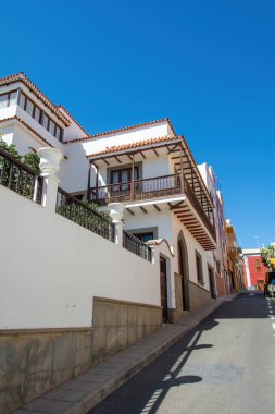 İspanya 'nın Gran Kanarya Adası' ndaki eski Galdar kasabasında evleri olan bir sokak.