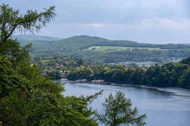 Gökyüzü ve bulutlu Eder Gölü manzarası, Hesse, Almanya