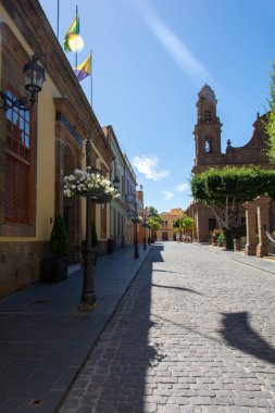 İspanya 'nın Gran Canaria Kanarya Adası' ndaki Santiago de los Caballeros eski kilisesinin manzaralı eski Galdar kasabasında evleri olan bir sokak.