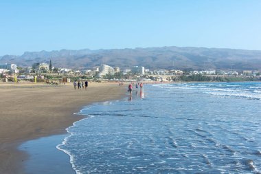 Maspaloma 'nın kumlu plajı. Playa del Ingls kasabası manzaralı. Kanarya Adası, Gran Kanarya, İspanya, Avrupa.