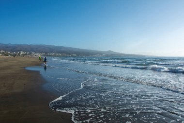 Maspaloma 'nın kumlu plajı. Playa del Ingls kasabası manzaralı. Kanarya Adası, Gran Kanarya, İspanya, Avrupa.