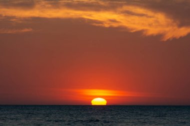 Orang - Okyanusun üzerinde kırmızı gün batımı