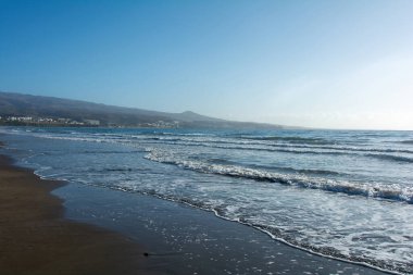 Maspaloma 'nın kumlu plajı. Playa del Ingls kasabası manzaralı. Kanarya Adası, Gran Kanarya, İspanya, Avrupa.