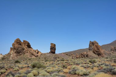 İspanya 'nın Tenerife Kanarya Adası' ndaki Teide Ulusal Parkı 'nda volkanik kayadan oluşan tuhaf şekilli Roque Cinchado kayası.