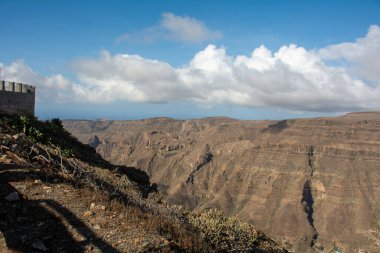 İspanya 'nın Kanarya Adası' ndaki dağlar, mavi gökyüzü ve bulutlarla