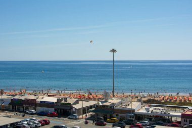 Maspalomalar, Gran Canaria, İspanya 8 Eylül 2023 - büyük otopark, kumlu sahil ve deniz