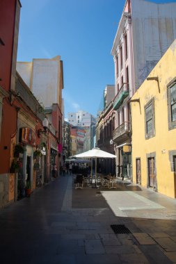 Las Palmas, Gran Canaria, İspanya 31 Ağustos 2023 - Vegueta bölgesindeki tarihi eski kasabada alışveriş caddesi