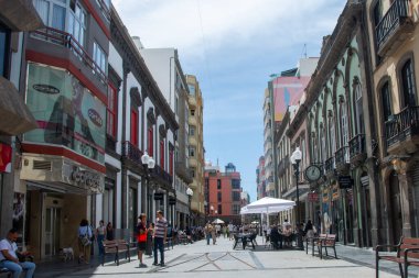 Las Palmas, Gran Canaria, İspanya 31 Ağustos 2023 - Vegueta bölgesindeki tarihi eski kasabada alışveriş caddesi
