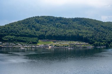 Gökyüzü ve bulutlu Eder Gölü manzarası, Hesse, Almanya