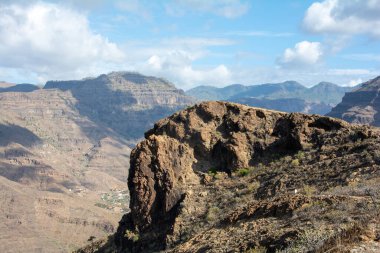 İspanya 'nın Kanarya Adası' ndaki dağlar, mavi gökyüzü ve bulutlarla