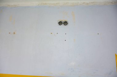 Bir daireye duvar kağıdı koymadan önce prizler açıktır.