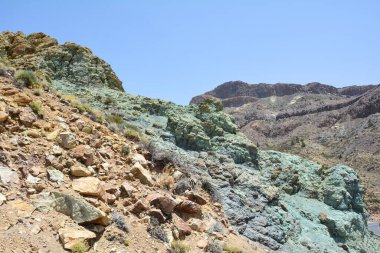 Los Azulejos - İspanya 'nın Tenerife Kanarya Adası' ndaki El Teide Ulusal Parkı 'ndaki volkanik arazide yeşil parıldayan kayalar